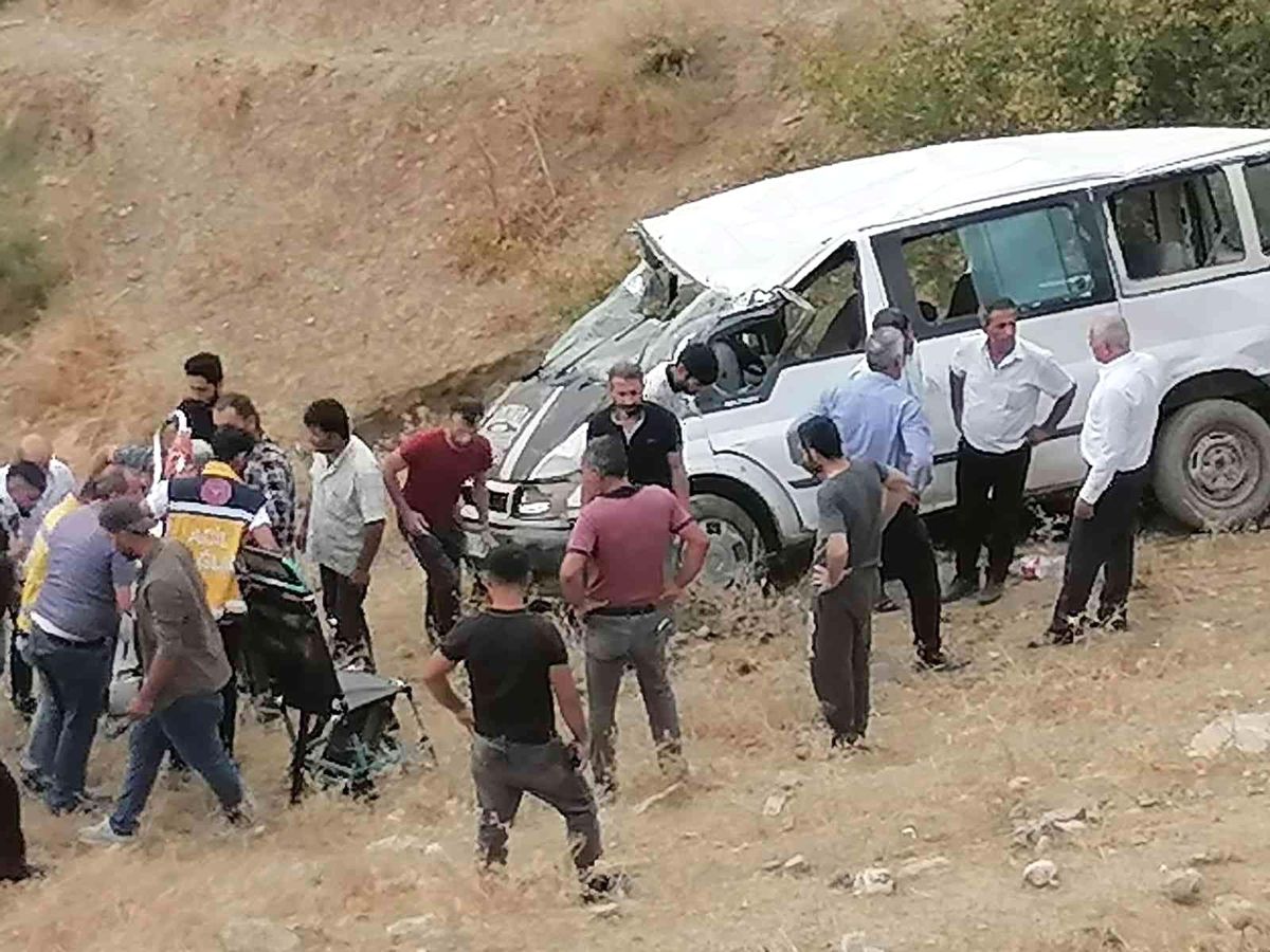 Son dakika haberleri! İnşaat işçilerini taşıyan midibüs uçuruma yuvarlandı: 6 yaralı