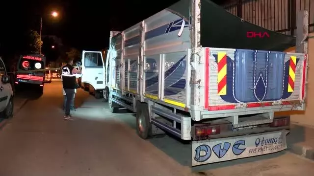 Park halindeki kamyonette bir kaç gün önce öldüğü belirlenen erkek cesedi bulundu Park halindeki kamyonette bir kaç gün önce öldüğü belirlenen erkek cesedi bulundu