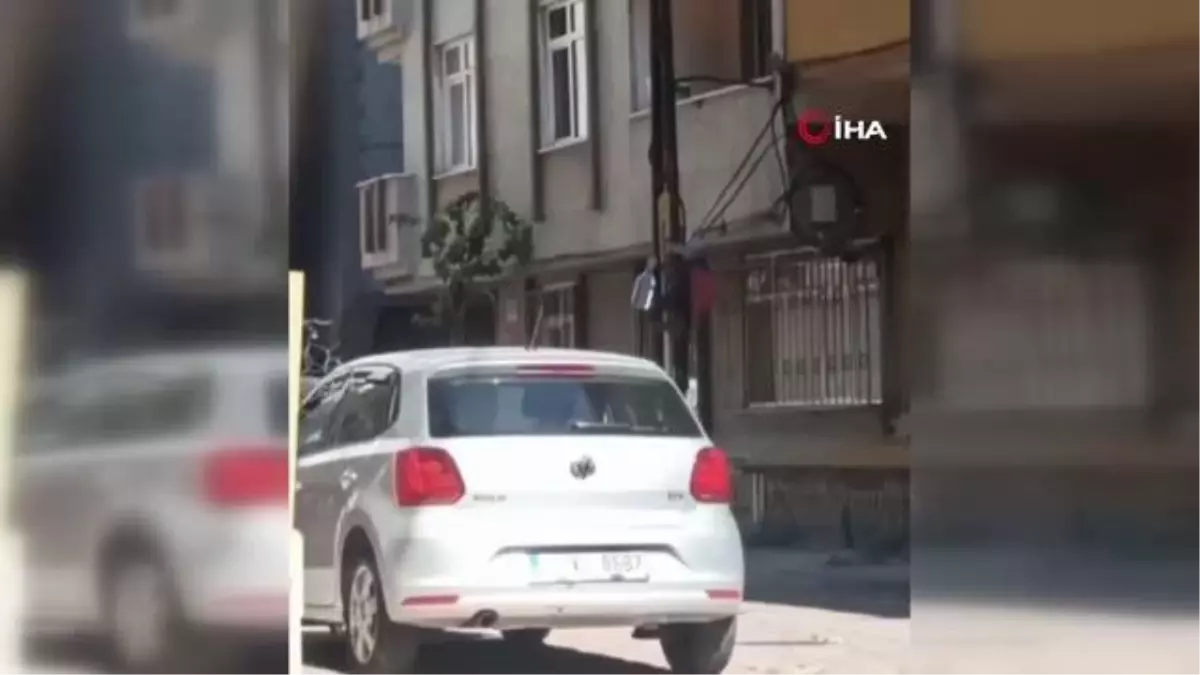 Bahçelievler'de ilginç görüntü... Evine elektrik direğine tırmanarak çıkan kadın kamerada