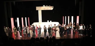 İBB Şehir Tiyatroları... YENİ SEZON 'HAMLET' İLE BAŞLADI!
