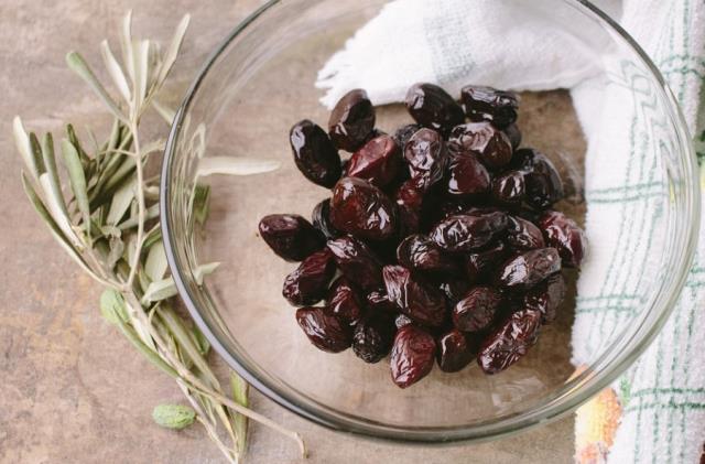 Rüyada siyah zeytin görmek ne anlama geliyor? Rüyada tabakta siyah zeytin görmek nedir? Rüyada ağaçta siyah zeytin görmek ne demek?