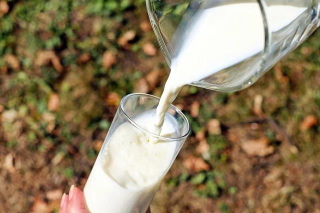Rüyada süt içmek ne anlama geliyor? Rüyada bardaktan süt içmek ne demek? Rüyada bozuk süt içmek nedir?
