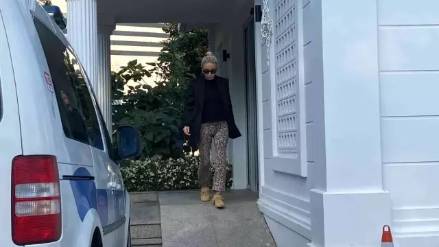 Şarkıcı Gülşen karakolda imza verdi