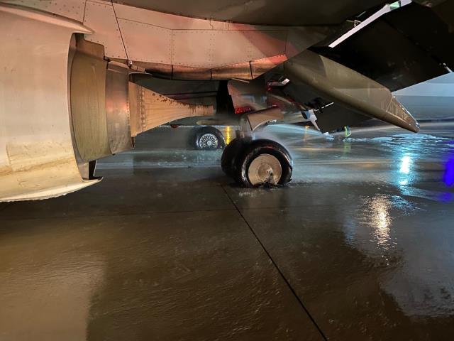 Son dakika! İstanbul-Hatay seferini yapan THY uçağının iniş sırasında lastiği patladı, yolcular güvenli şekilde tahliye edildi