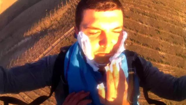 200 metre yükseklikte usturalı sakal tıraşı oldu