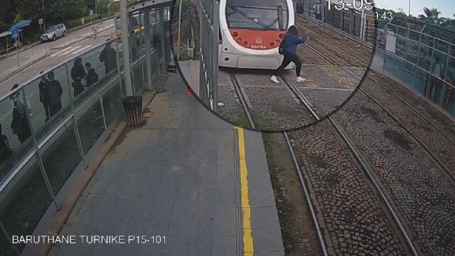 Vatmanın yaptığı ani fren, genç kızın hayatını kurtardı