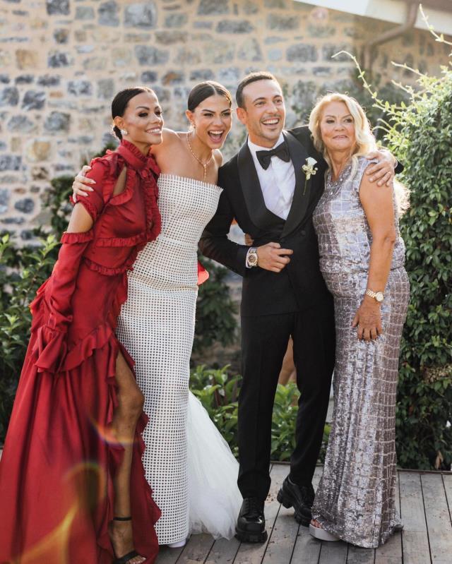 Demet Özdemir'in ablası da ünlü çıktı! Meğer dillerden düşmeyen şarkının klibinde oynamış Demet Özdemir'in ablası da ünlü çıktı! Meğer dillerden düşmeyen şarkının klibinde oynamış