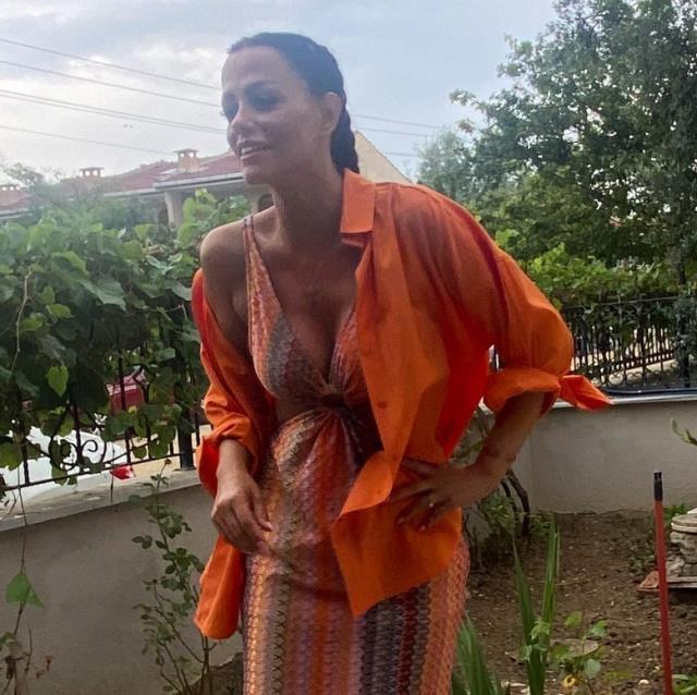 Demet Özdemir'in ablası da ünlü çıktı! Meğer dillerden düşmeyen şarkının klibinde oynamış Demet Özdemir'in ablası da ünlü çıktı! Meğer dillerden düşmeyen şarkının klibinde oynamış