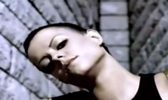 Demet Özdemir'in ablası da ünlü çıktı! Meğer dillerden düşmeyen şarkının klibinde oynamış Demet Özdemir'in ablası da ünlü çıktı! Meğer dillerden düşmeyen şarkının klibinde oynamış