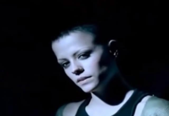 Demet Özdemir'in ablası da ünlü çıktı! Meğer dillerden düşmeyen şarkının klibinde oynamış Demet Özdemir'in ablası da ünlü çıktı! Meğer dillerden düşmeyen şarkının klibinde oynamış