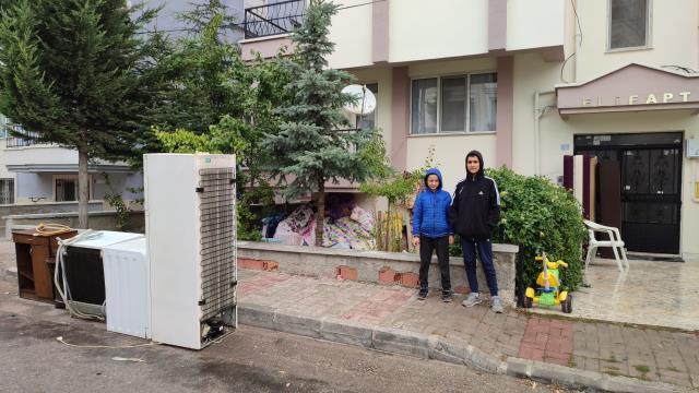 Engelli baba, 7 kişilik ailesiyle emlakçı yüzünden yağmur altında sokakta kaldı