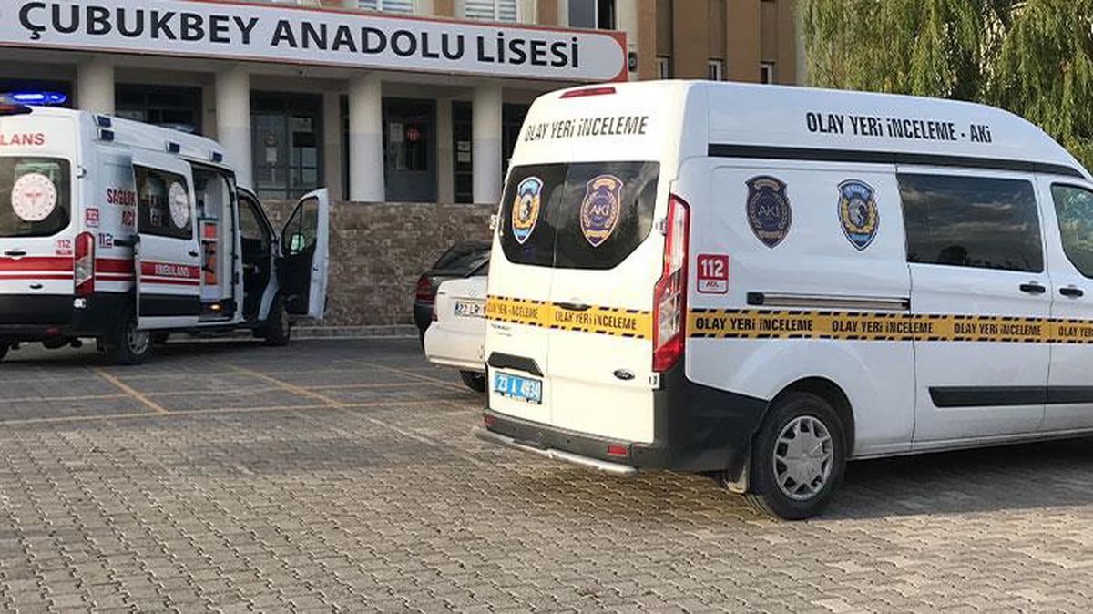 Lise hizmetlisinden haber alamayan öğretmenler, odasına girince korkunç manzarayla karşılaştı