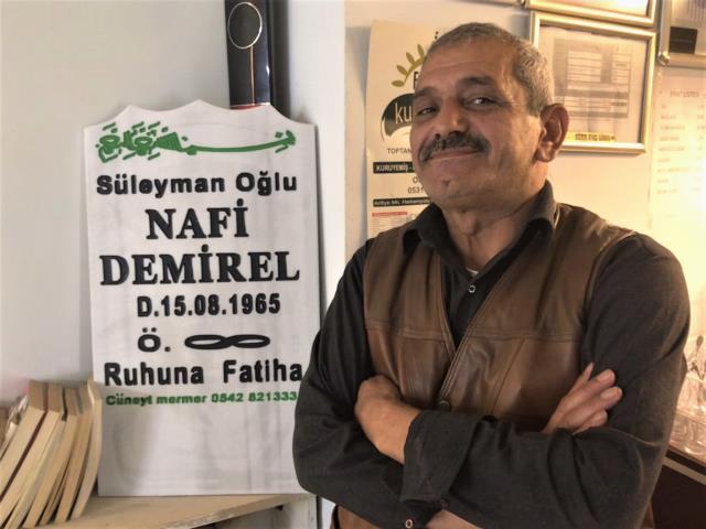 Rüyasından etkilenen esnaf, yatağında kalkar kalkmaz mezar taşını yaptırdı