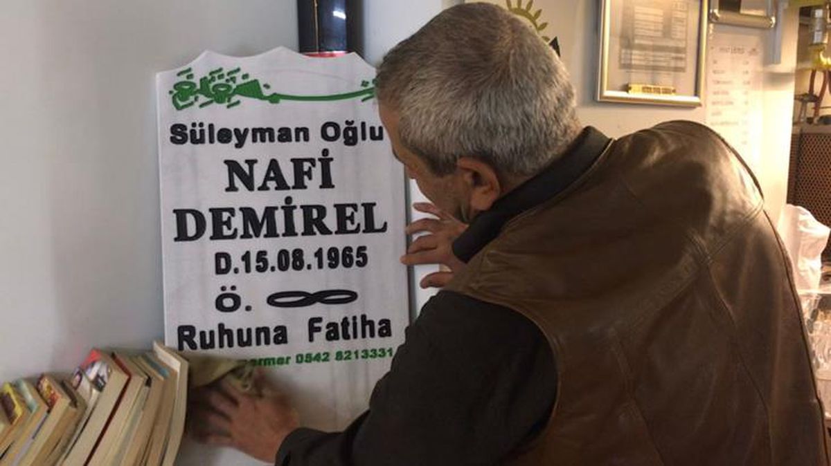 Rüyasından etkilenen esnaf, yatağında kalkar kalkmaz mezar taşını yaptırdı