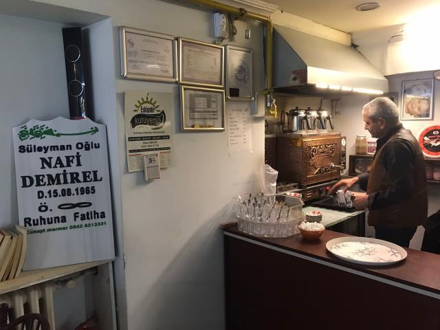 Rüyasından etkilenen esnaf, yatağında kalkar kalkmaz mezar taşını yaptırdı