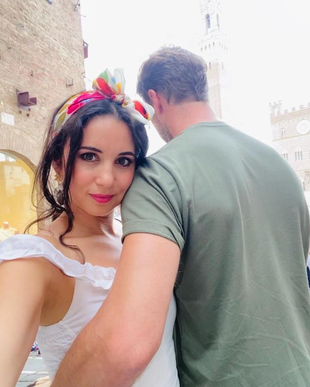 Şarkıcı Karsu, sevgilisinden evlilik teklifi aldı