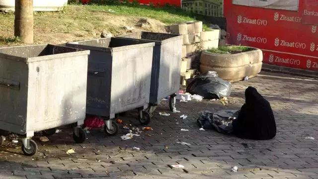 Beyoğlu'nda zabıtayı isyan ettiren olay: Vatandaş yakalanan dilenciye para verdi