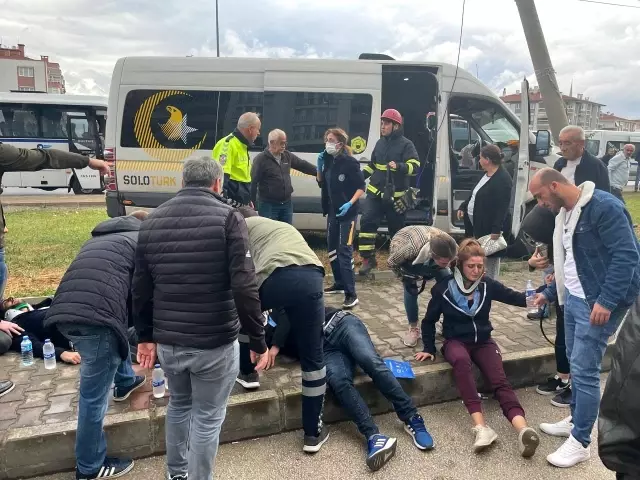 Servis minibüsünde can pazarı! İşçileri evine götüren minibüs kontrolden çıkarak direğe çarptı