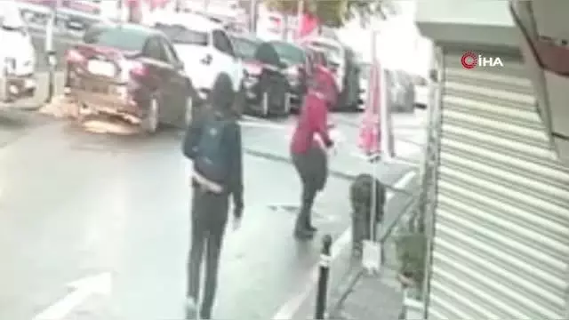 Son Dakika | Fatih'te yavru köpeği önce sevdi, sonra çaldı...O anlar kamerada