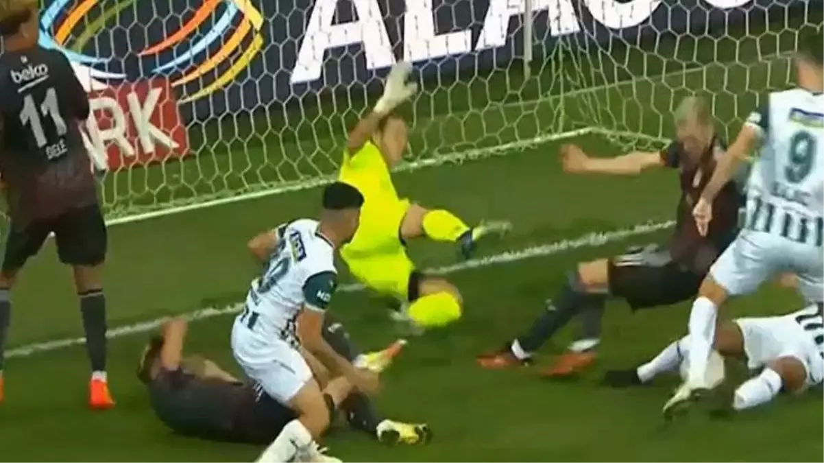 Giresunspor-Beşiktaş maçında olay karambol! Hakemler 3 kere karar değiştirdi