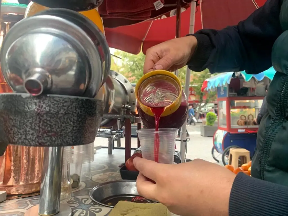 Kış aylarının yaklaşmasıyla sifon limonata tezgâhları nar suyuyla doldu ...
