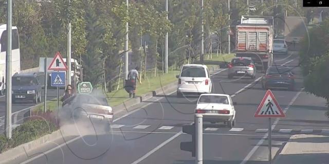 Kontrolden çıkan araç yolun karşısına geçmeye çalışan kadınlara böyle çarptı