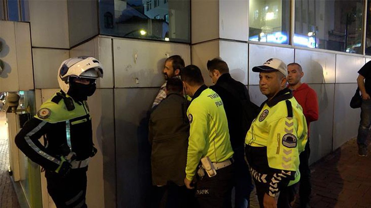 'Ne bakıyorsun lan' kavgasında ortalık karıştı! Ayırmaya gelen polisi ısırdılar