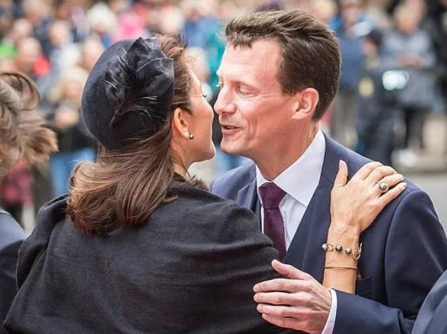 Sarayda Aşk-ı Memnu! Kraliçe'nin küçük oğlu, veliaht prens olan ağabeyinin karısına aşık oldu Sarayda Aşk-ı Memnu! Kraliçe'nin küçük oğlu, veliaht prens olan ağabeyinin karısına aşık oldu