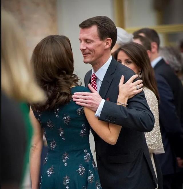 Sarayda Aşk-ı Memnu! Kraliçe'nin küçük oğlu, veliaht prens olan ağabeyinin karısına aşık oldu Sarayda Aşk-ı Memnu! Kraliçe'nin küçük oğlu, veliaht prens olan ağabeyinin karısına aşık oldu