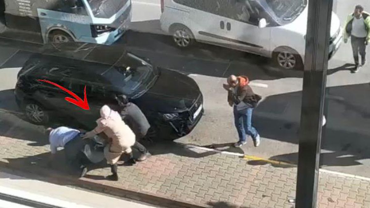 Yol parası yüzünden birbirlerine girdiler! Minibüs şoförü ile yolcu arasındaki kavga kamerada