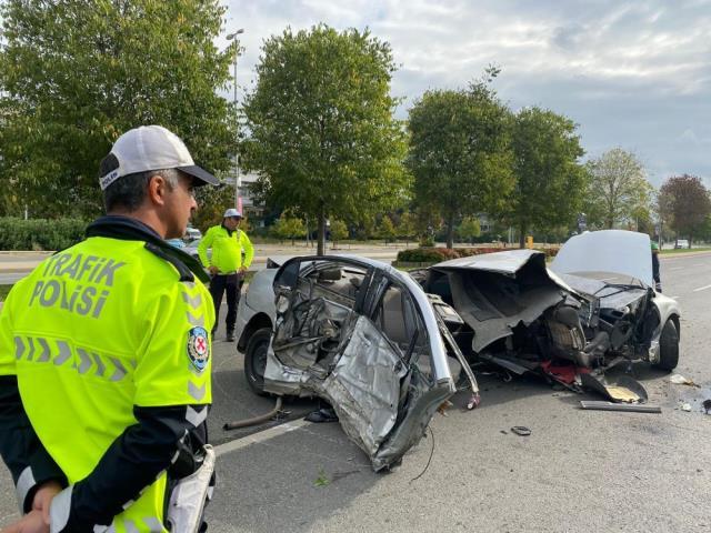 İSTANBUL-KARTAL'DA REFÜJDEKİ AĞACA ÇARPAN OTOMOBİL İKİYE BÖLÜNDÜ
