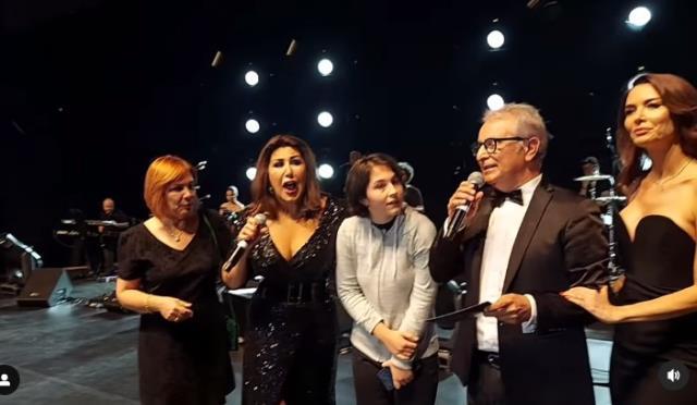 Ödül gecesinde olay anlar! Nükhet Duru, Belediye Başkanı Muhittin Böcek'i 'Böcük Başkanım' diye seslendi Ödül gecesinde olay anlar! Nükhet Duru, Belediye Başkanı Muhittin Böcek'i 'Böcük Başkanım' diye seslendi