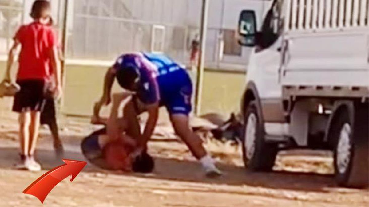 Tepki çeken görüntüler! Öğretmen, küçük çocuğu yerden yere savurdu