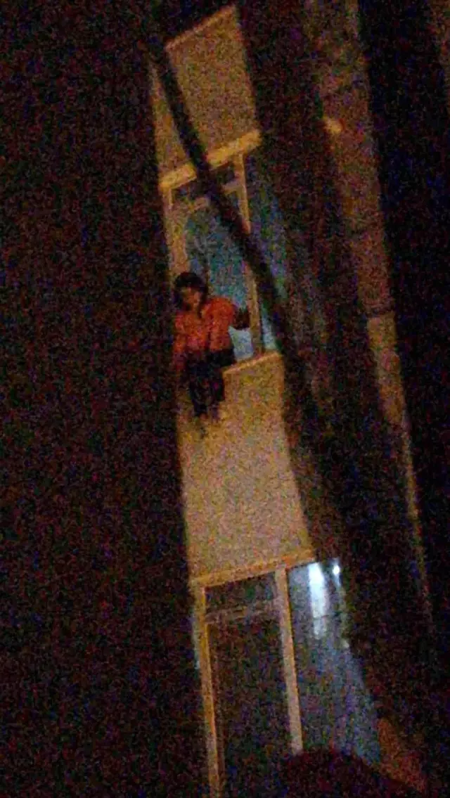 Apartmanın 4'üncü katından atlayan genç kız yaralı kurtuldu