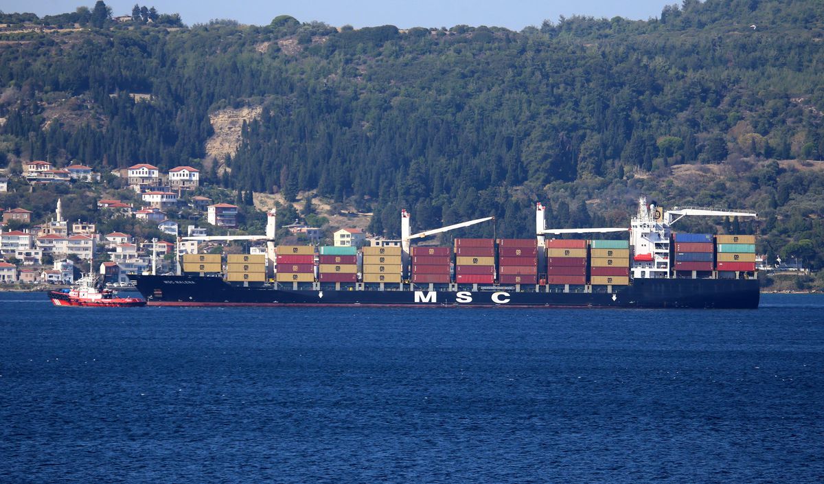 Çanakkale haberleri: Çanakkale Boğazı'nda makine arızası yapan gemi limana çekildi
