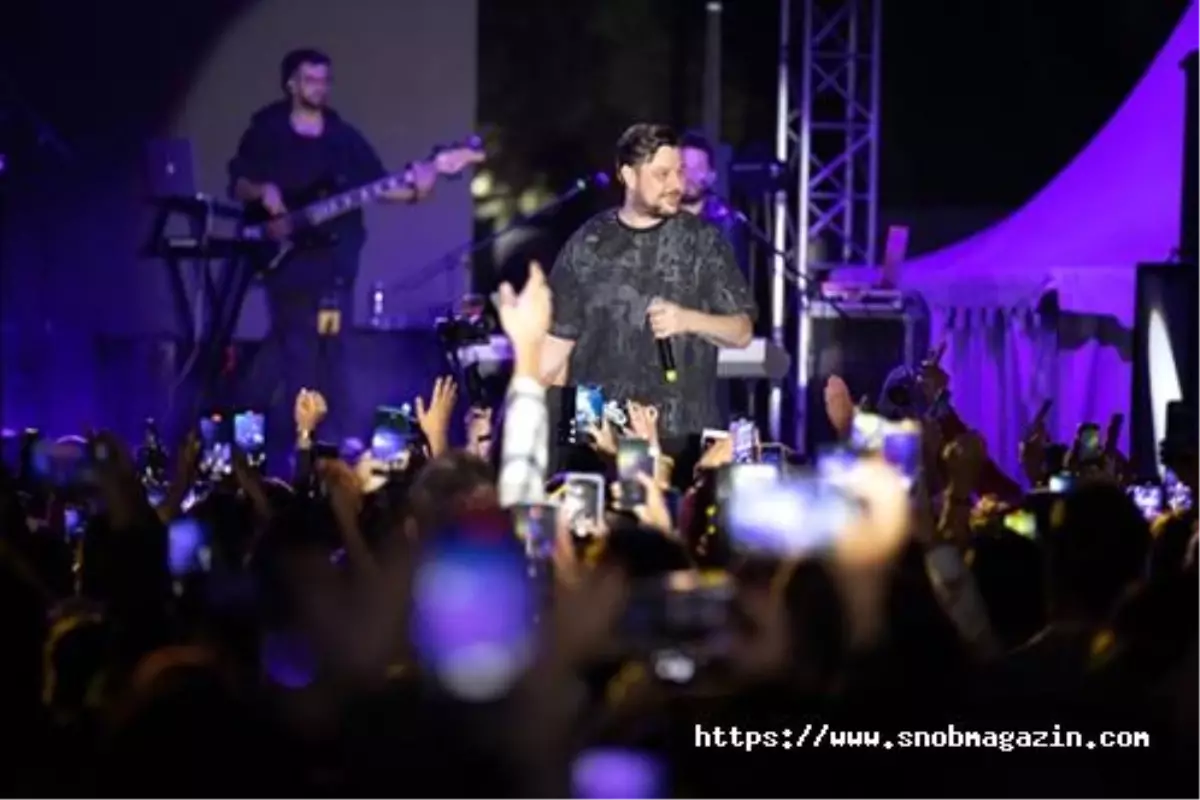 Ekin Uzunlar Konserinde Yeni Adet! Telefon İmzalattılar