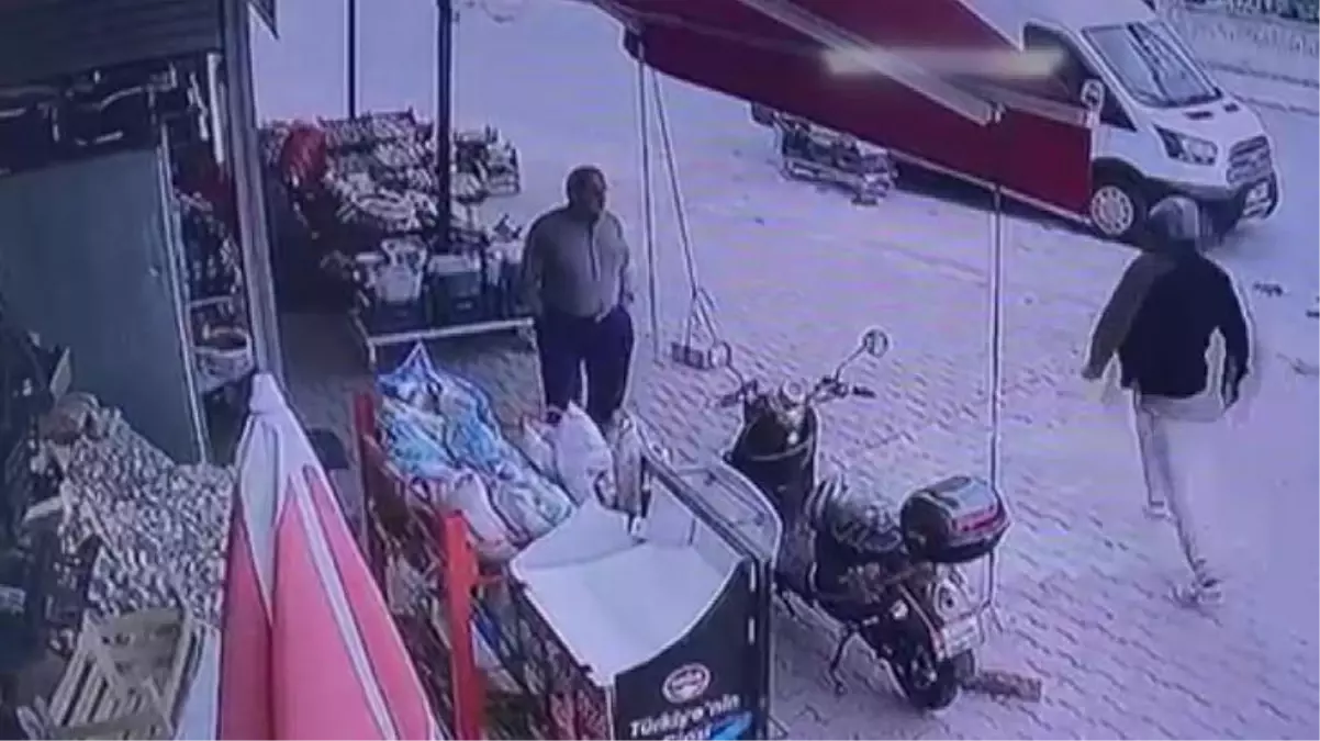 Eniştesini sokak ortasında boğazından bıçaklayarak öldürdüğü anlar ortaya çıktı