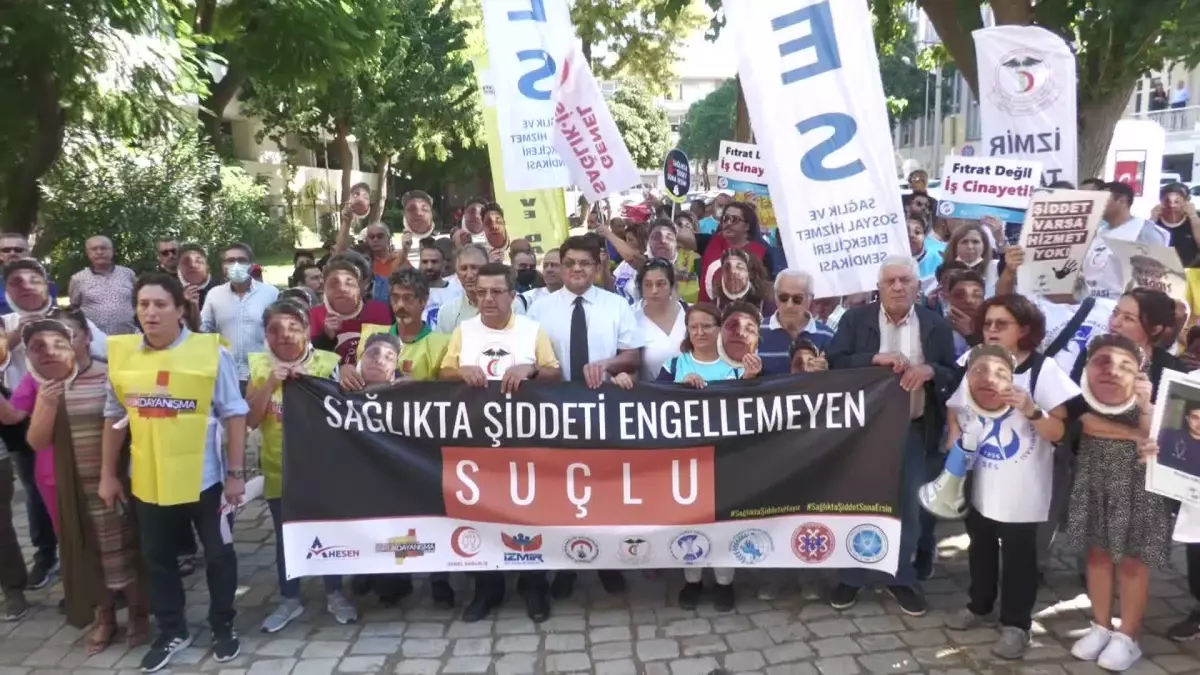 İzmir haberleri... İzmir'de Sopayla Darp Edilen Doktor Günay İçin Eylem Yapıldı: 'Etkili Bir Sağlıkta Şiddet Yasası İstiyoruz'