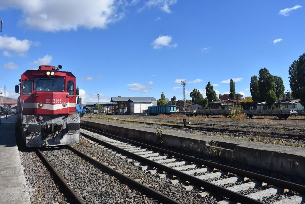 Kars haberleri: Kars'ta raylara düşen kaya parçaları tren seferlerini aksattı