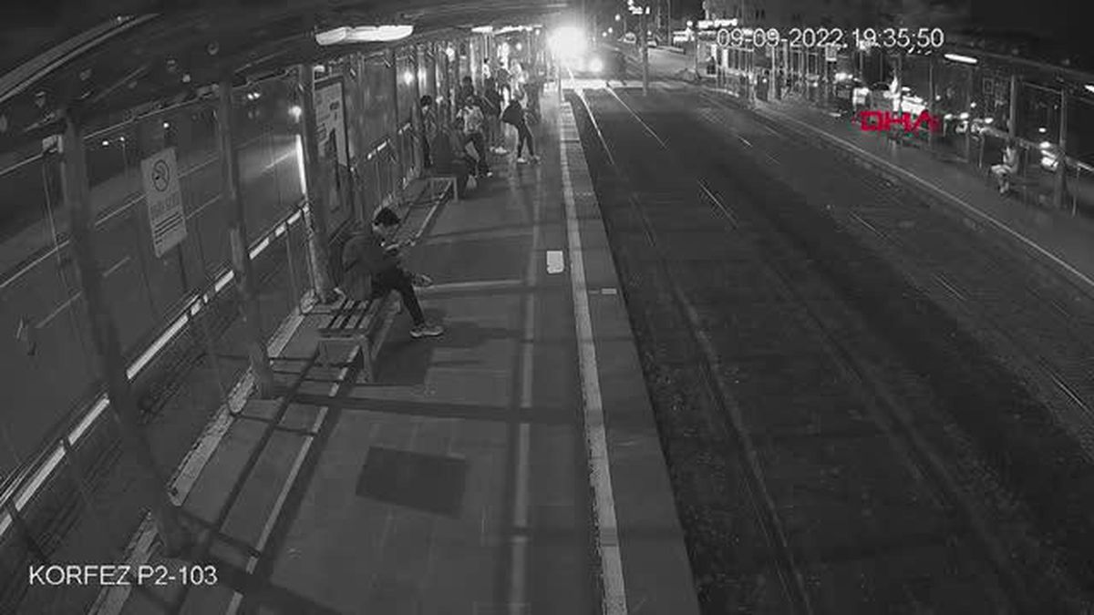 Otomobiliyle tramvay yoluna girdi; o anlar kamerada