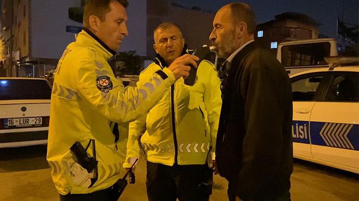 5. kez alkollü yakalanan sürücüyü uyuma numarası kurtarmadı! Ehliyetine 2036'ya kadar el konuldu
