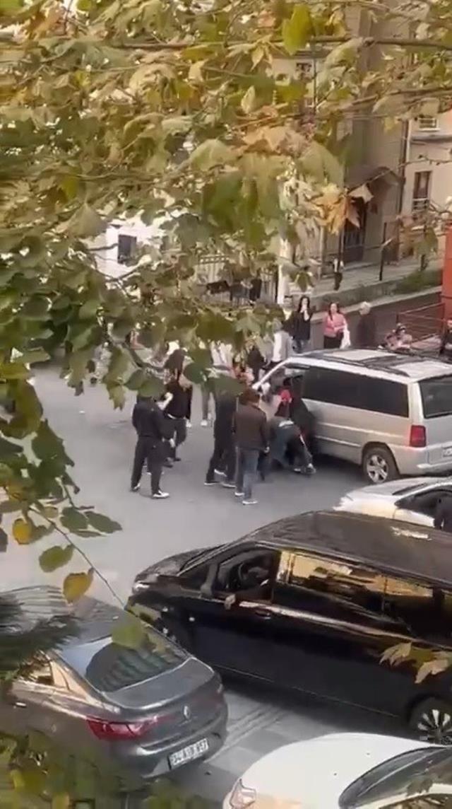 Anne ve kızına çarpıp kaçmaya çalışan sürücüye esnaf dayağı