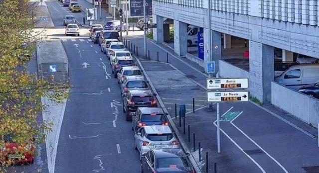 Fransa'daki bir benzin istasyonunda akaryakıt almak isteyenler uzun kuyruklar oluşturdu