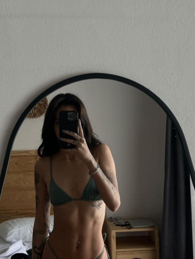 Oyuncu Ozan Dolunay'ın Sevgilisinden Havuz Başında Olay Pozlar