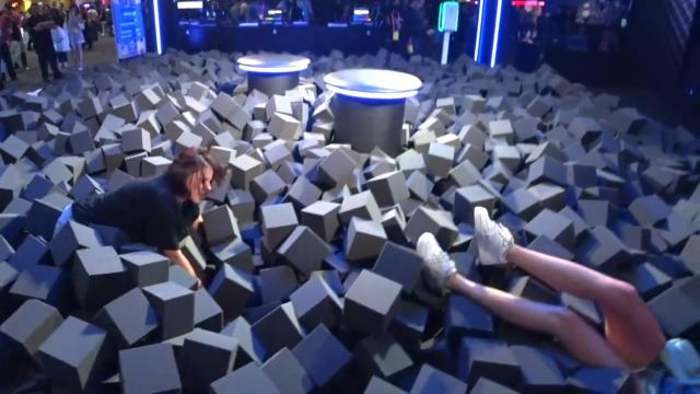 Yayıncı Adriana Chechik TwitchCon etkinliğinde belini kırdı Yayıncı Adriana Chechik TwitchCon etkinliğinde belini kırdı