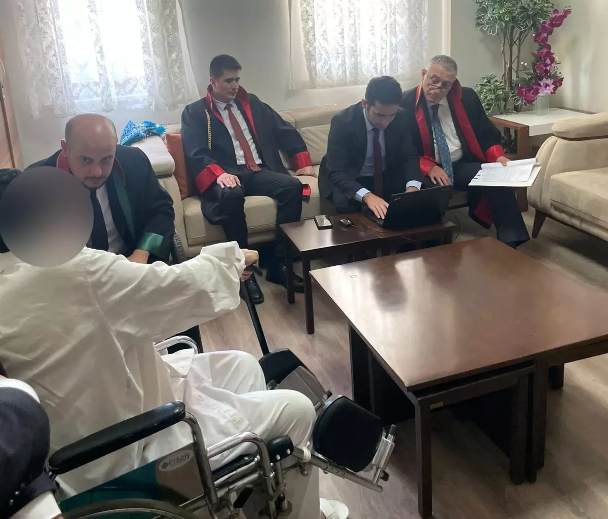 Bir garip olay! 90'lık dedeler huzurevinde tartıştı, hakimler duruşma için ayağına gitti