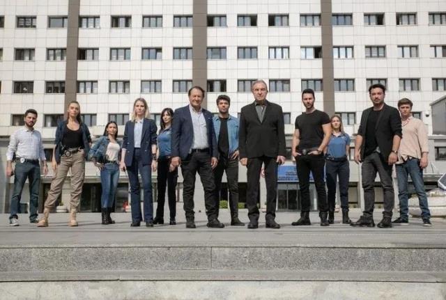 Arka Sokaklar'ın afişi yayınlandı! Sevilen oyuncuyu göremeyen izleyicinin morali yerle bir oldu Arka Sokaklar'ın afişi yayınlandı! Sevilen oyuncuyu göremeyen izleyicinin morali yerle bir oldu