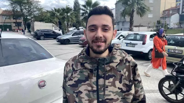 Motosikletli gençler yola dökülen yağ nedeniyle denize uçtu