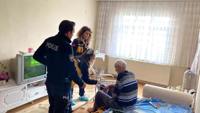 Ekiplerden yardım isteyen yaşlı adam, telefonla çağırdıkları yakınının cevabını duyunca hüngür hüngür ağladı