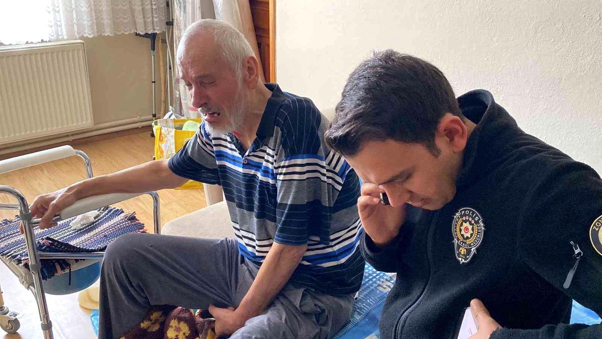 Ekiplerden yardım isteyen felçli adam, telefonla çağırdıkları yakınının cevabını duyunca hüngür hüngür ağladı